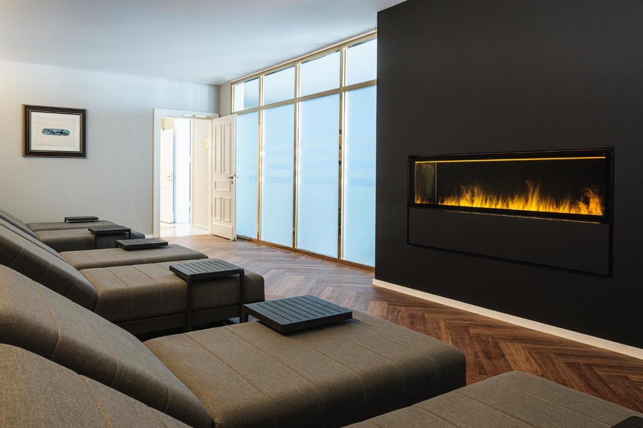 Althoff Grandhotel Schloss Bensberg Bergisch Gladbach Exteriör bild A linear fireplace