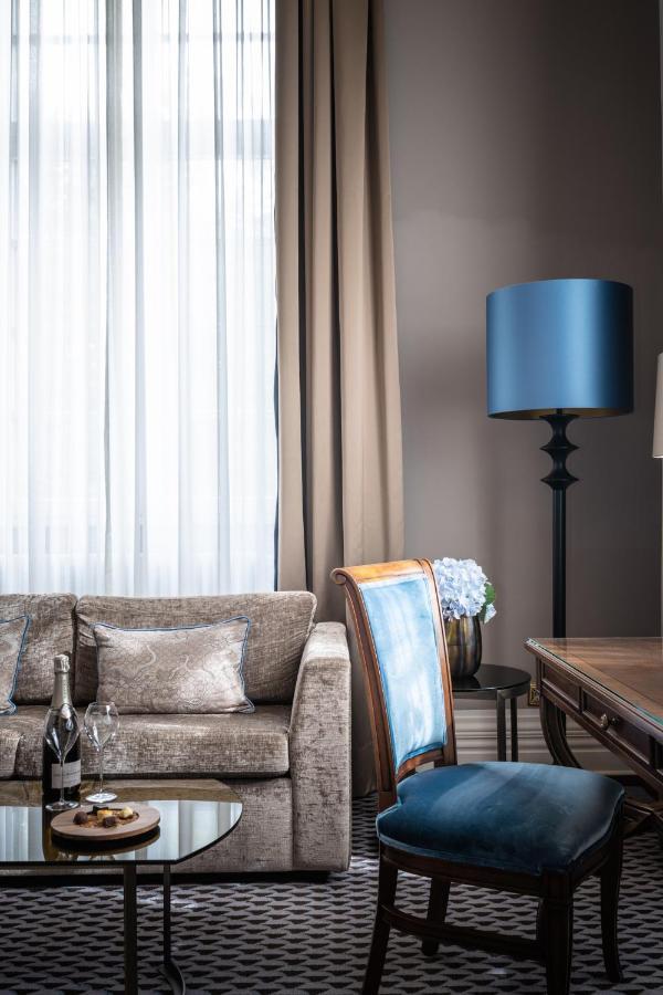 Althoff Grandhotel Schloss Bensberg Bergisch Gladbach Exteriör bild A living room with a blue lampshade