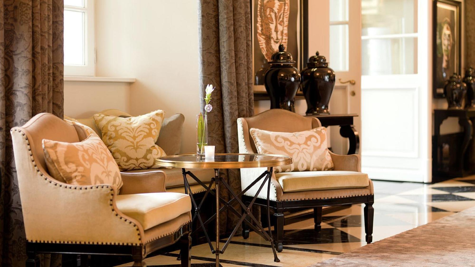 Althoff Grandhotel Schloss Bensberg Bergisch Gladbach Exteriör bild A seating area in the lobby