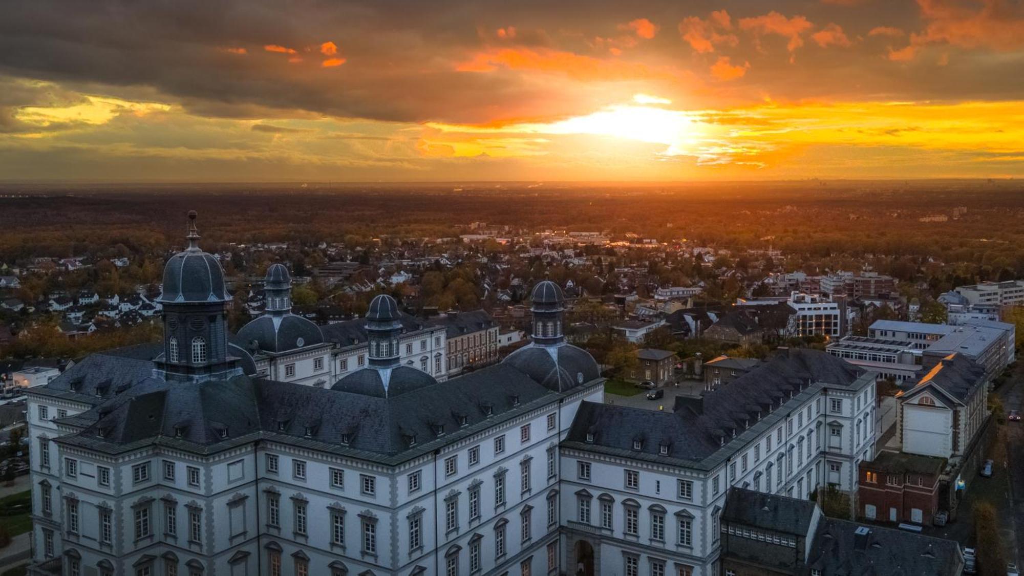 Althoff Grandhotel Schloss Bensberg Bergisch Gladbach Exteriör bild Aerial view of the town