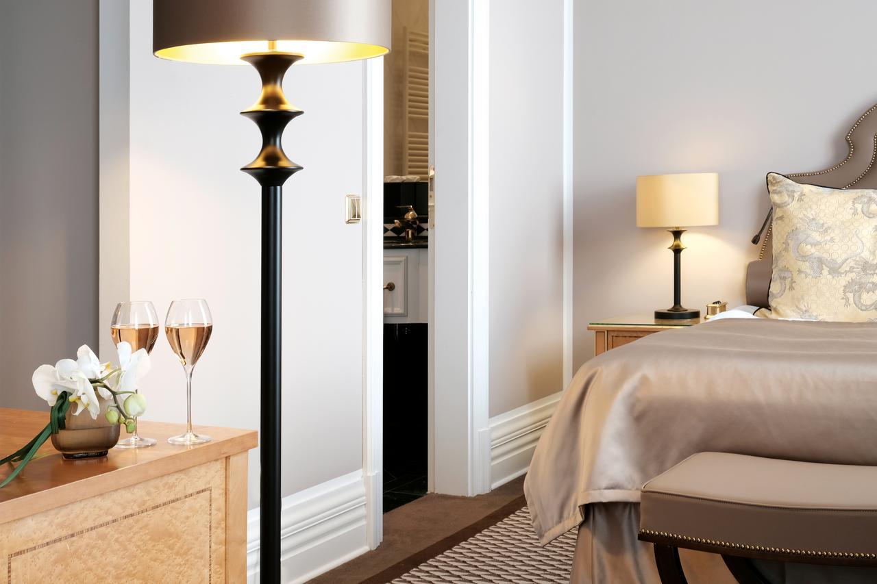 Althoff Grandhotel Schloss Bensberg Bergisch Gladbach Exteriör bild Floor lamp